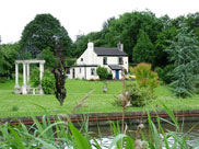 Lovely detached cottage by the canal